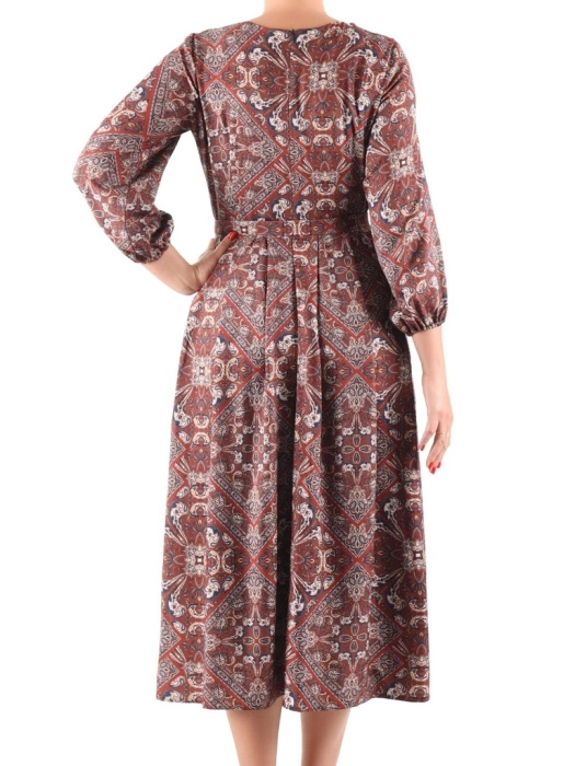 Jesienna sukienka rozkloszowana maxi we wzory – stylowy pasek podkreślający talię 40391
