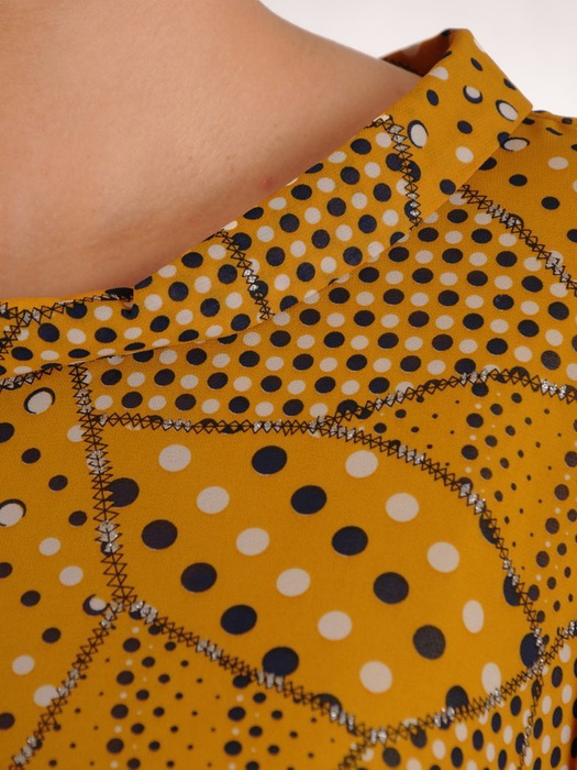  Trapezowa sukienka z szerokim półgolfem, lekka kreacja z wzorzystego szyfonu  25316