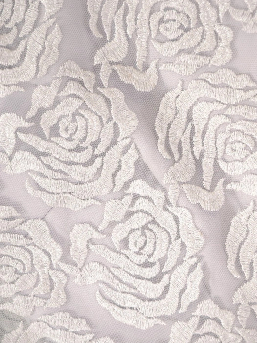 Elegancka sukienka midi w kwiaty na wesele – prosty fason w gołębim odcieniu 32632