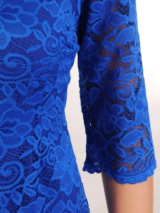 Chabrowa sukienka w kwiaty o prostym kroju – elegancka kreacja midi z dekoltem łódka 32730