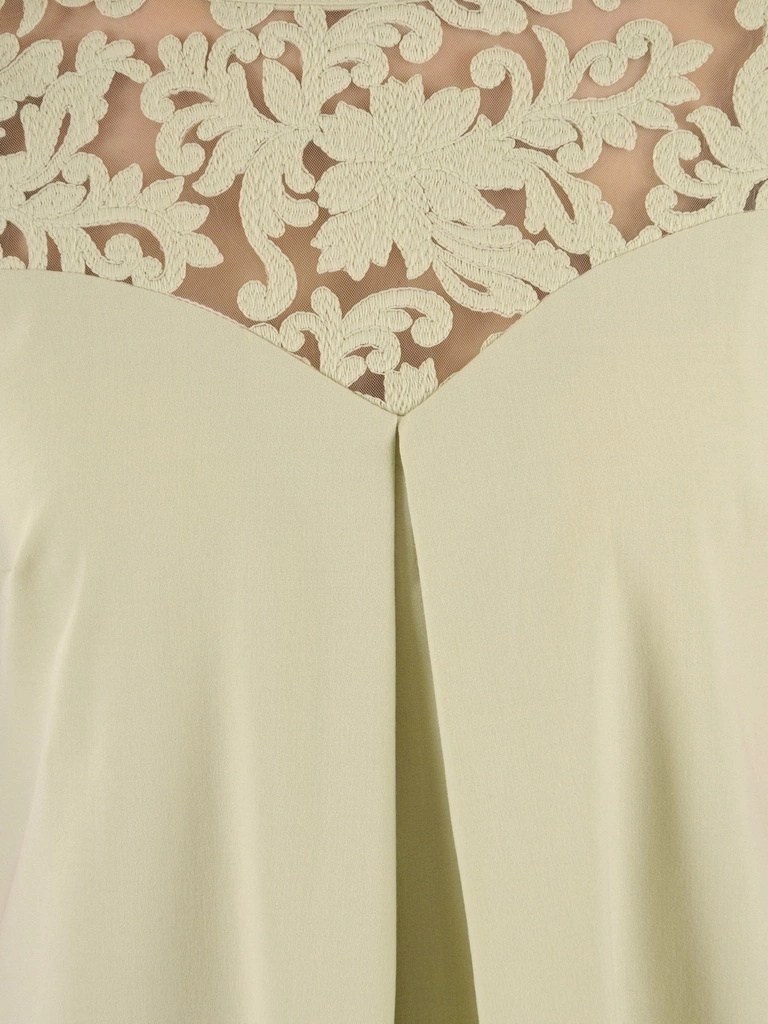 Elegancka pistacjowa sukienka trapezowa midi – kobieca koronka oraz fason dodający lekkości 37708