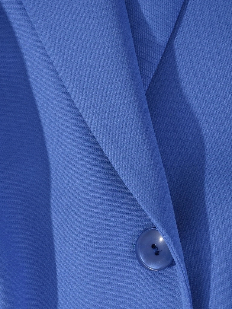 Chabrowy garnitur damski na wesele ze spodniami – prosty fason podkreślający kobiecą elegancję 41297
