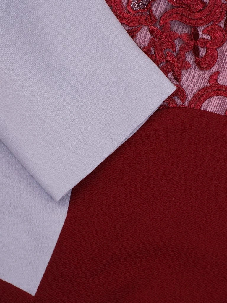 Bordowa sukienka prosta midi z koronkową wstawką – fason z imitacją żakietu i dekoltem w łódkę na spotkania 14552