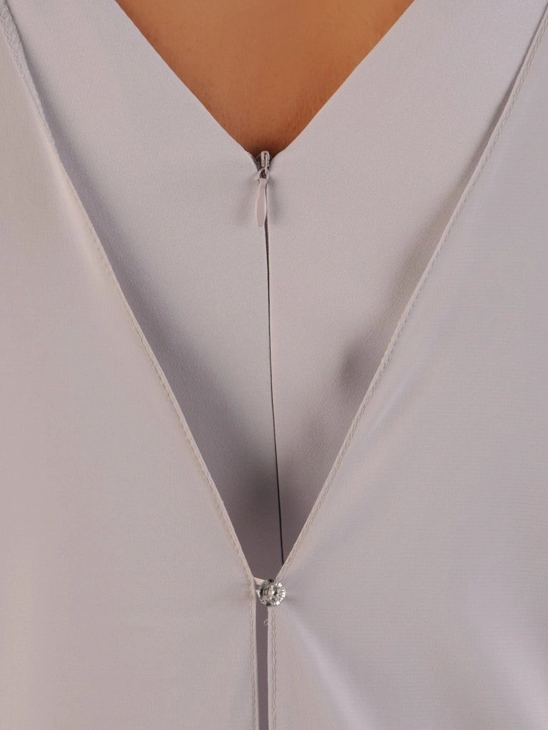 Elegancka popielata sukienka wizytowa na wesele – zwiewna narzutka wysmuklająca sylwetkę 26327