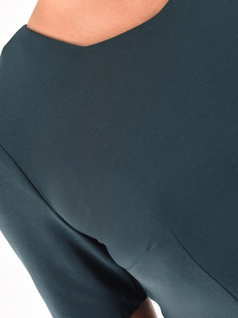 Sukienka rozkloszowana maxi w butelkowej zieleni – elegancki fason modelujący talię 40502