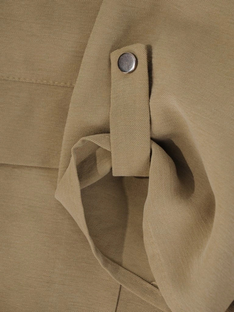Wiskozowa sukienka khaki o prostym kroju – maskująca narzutka z ozdobnymi guzikami 29648
