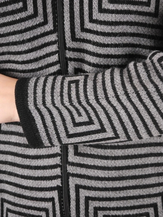 Grafitowy kardigan plus size z kapturem i geometrycznym wzorem – wysmuklający fason z dekoltem w serek 38915