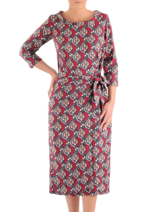 Elegancka bordowa sukienka do pracy o prostym kroju – fason midi z paskiem wysmuklającym sylwetkę 38661