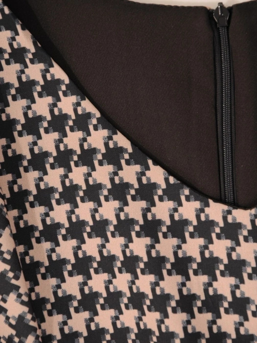 Elegancka sukienka wizytowa midi w pepitkę – prosty fason z kimonowym rękawem i dekoltem w serek 33893
