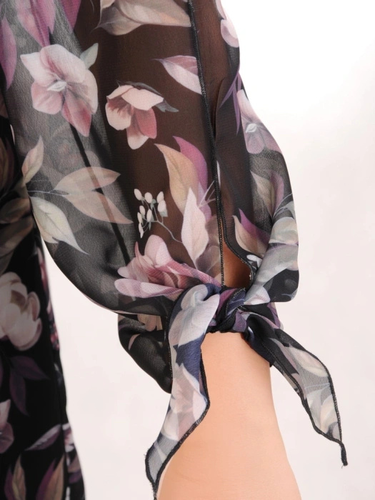 Elegancka czarna sukienka trapezowa w kwiaty – swobodny fason z wiązanymi rękawami 34169