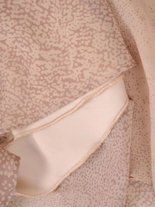 Beżowa sukienka koktajlowa maxi o prostym kroju – subtelnie wysmuklający fason z odpinaną ozdobą 39582