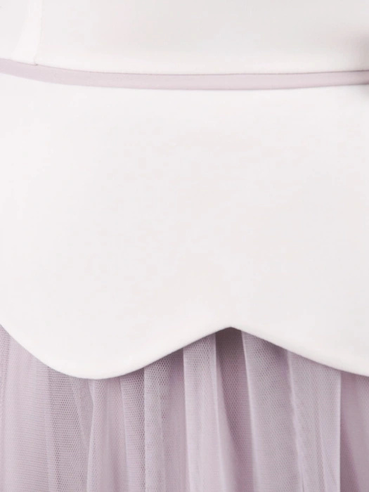 Elegancka sukienka rozkloszowana midi w odcieniu bieli – kobiecy krój z ozdobną kokardą 35225