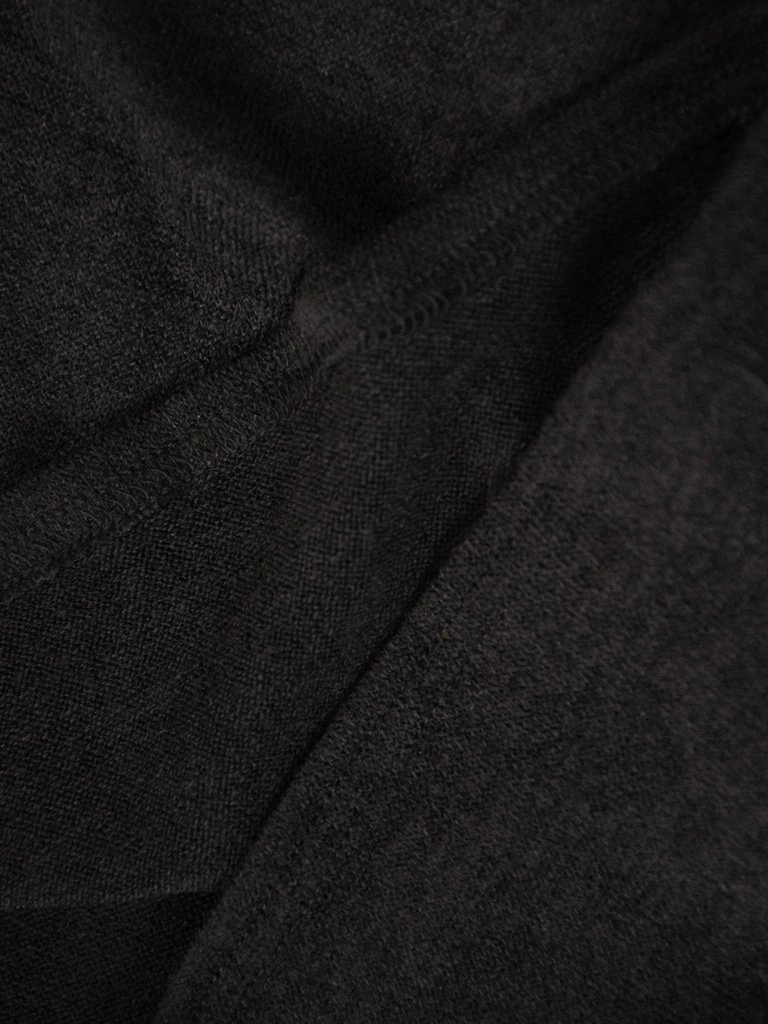 Elegancka czarna bluzka wizytowa z dżetami – prosty fason z dekoltem w łódkę na andrzejki 27720