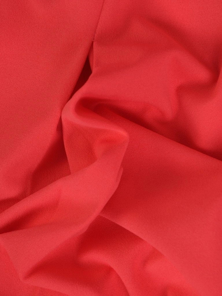 Koralowa sukienka rozkloszowana z kołnierzykiem – kontrafałdy i zaszewki wyszczuplające sylwetkę 20568
