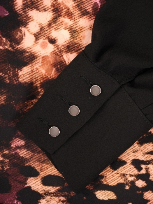 Elegancka prosta sukienka midi w zwierzęcy print – kobiecy krój z ozdobnym szalem 33937