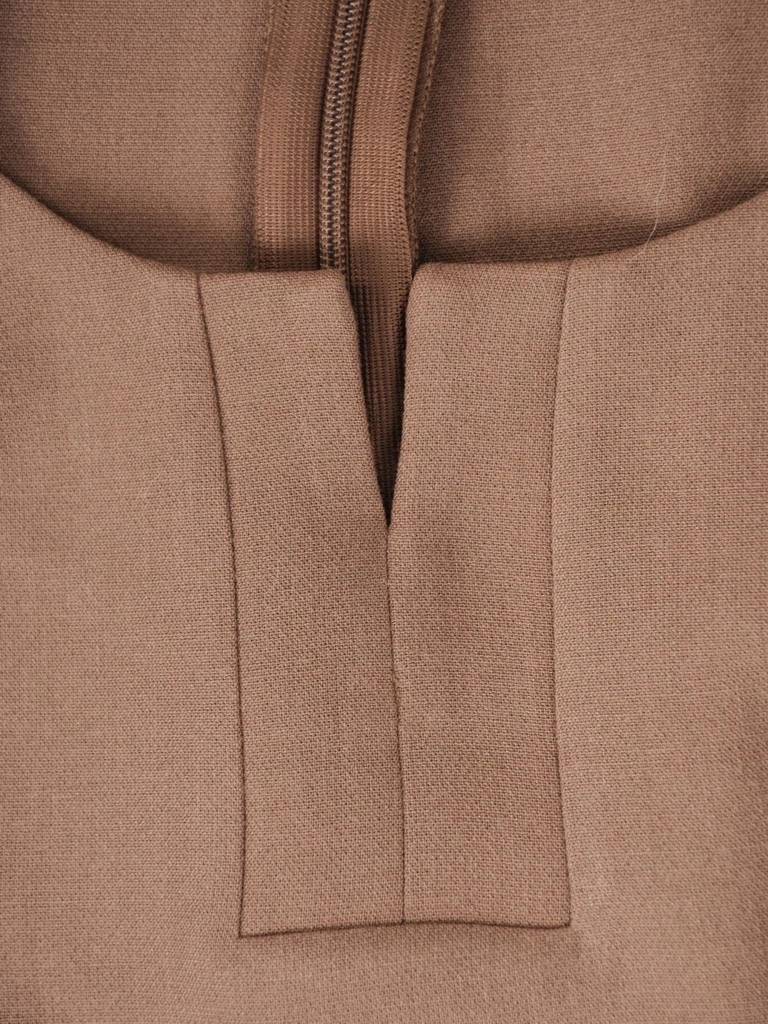 Elegancka beżowa sukienka midi o prostym fasonie – modelujące sylwetkę cięcia z ozdobnym dekoltem 37322
