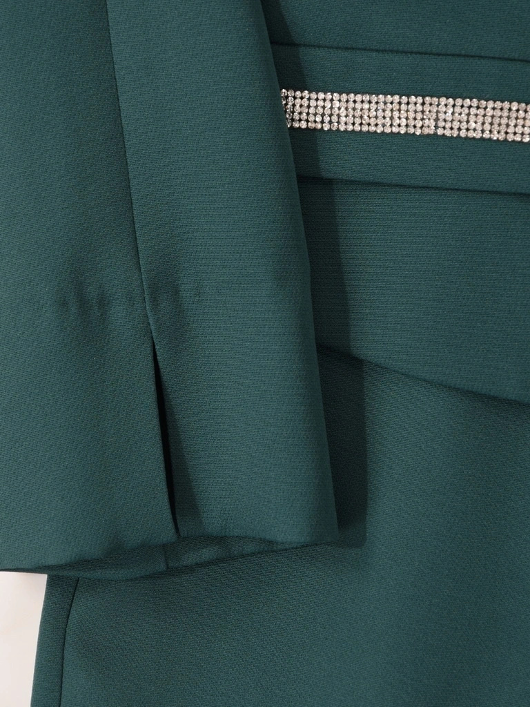 Zielona sukienka wieczorowa midi na andrzejki i święta – prosty fason z biżuteryjną baskinką 40662