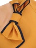 Elegancka miodowa sukienka do pracy – prosty fason z ozdobną kokardą 33297