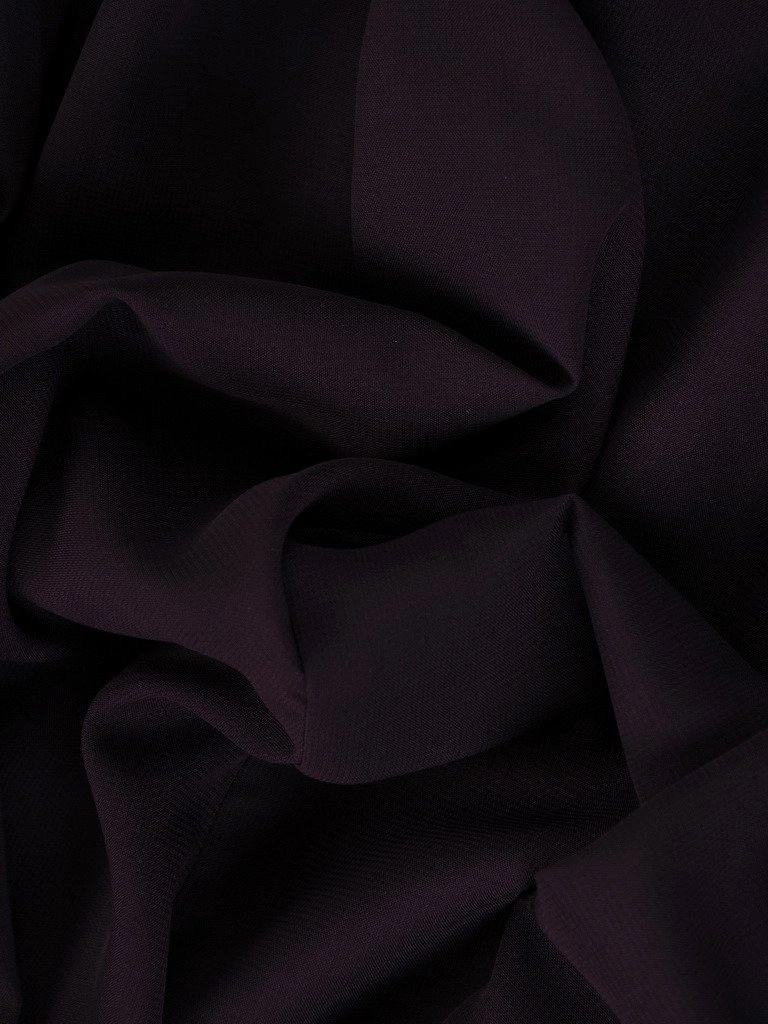 Elegancka fioletowa sukienka wizytowa midi – rozkloszowany krój w kwiaty ze zwiewnym dołem 23154