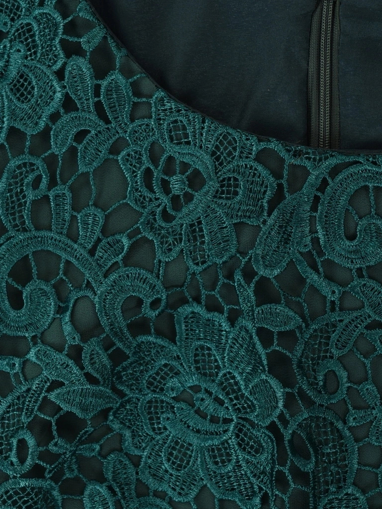 Sukienka rozkloszowana na wesele i święta butelkowa zieleń – kobiecy krój z ozdobną gipiurą akcentujący talię 29424