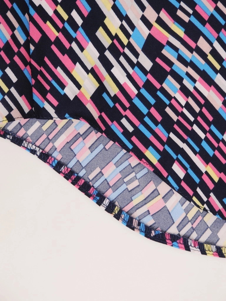 Elegancka bluzka damska wizytowa w wielobarwny print – prosty krój z ozdobnymi guzikami 35206