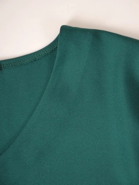Klasyczna butelkowa bluzka plus size z dekoltem V – prosty fason z ozdobnymi wiązaniami, wysmuklający 38616