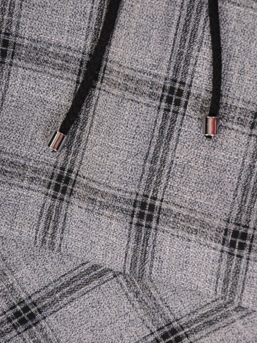 Elegancka sukienka do pracy w kratkę – prosty fason z baskinką modelującą talię 33925