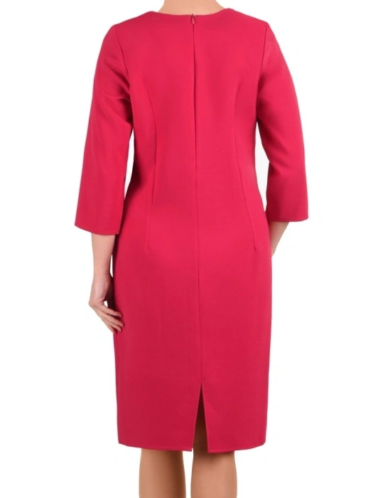 Elegancka malinowa sukienka midi o prostym kroju – modelujące pionowe przeszycia i rękaw 3/4 24931