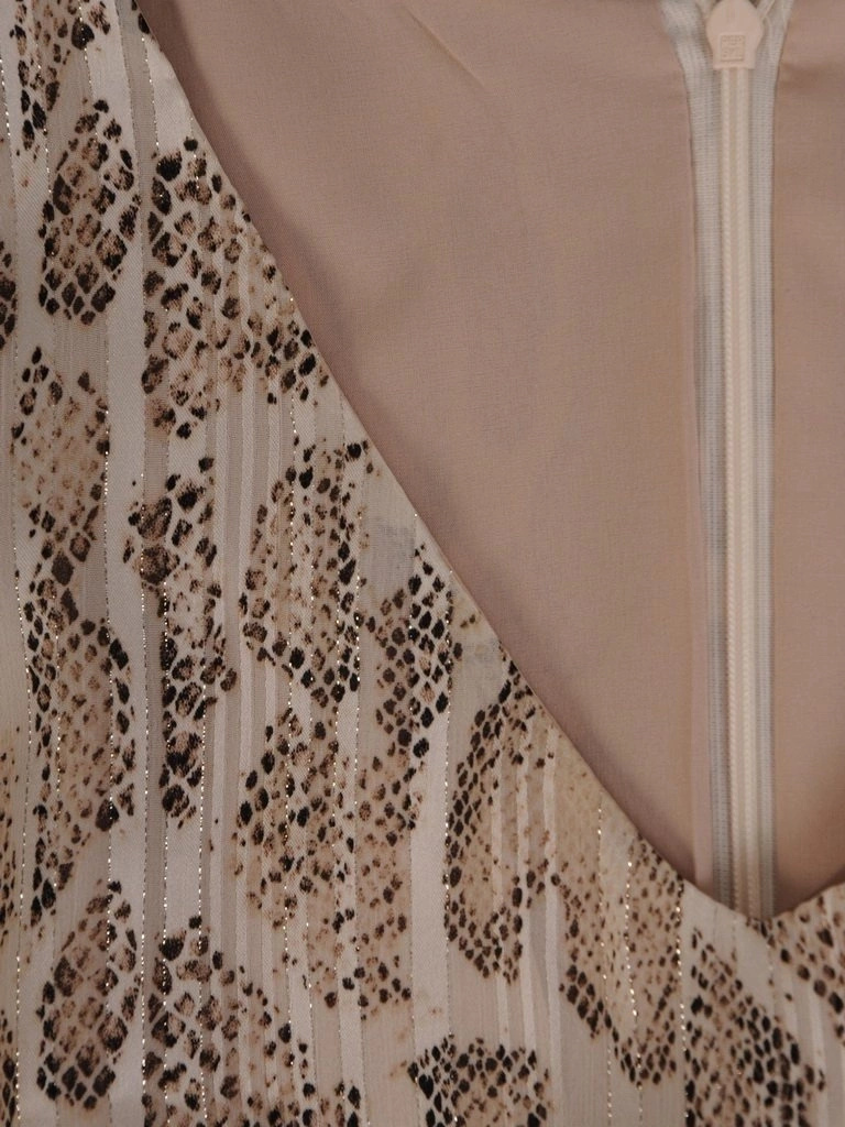 Zwiewna sukienka rozkloszowana w zwierzęcy deseń – plisowany dół z paskiem akcentującym talię 24440