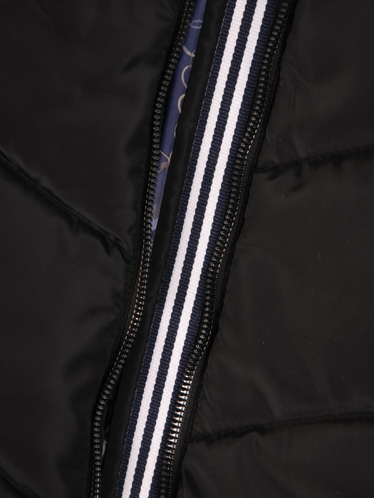 Czarna kurtka z pikowanej tkaniny z ozdobnym kapturem 31475