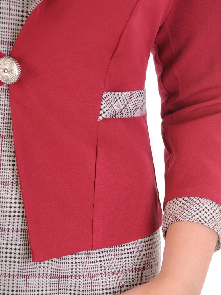 Elegancki kostium damski z sukienką w kratkę i żakietem – zaszewki wysmuklające talię 33878
