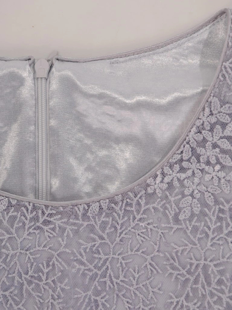 Popielata sukienka midi na wesele i święta – prosty fason z połyskującą gipiurą w kwiaty 25050