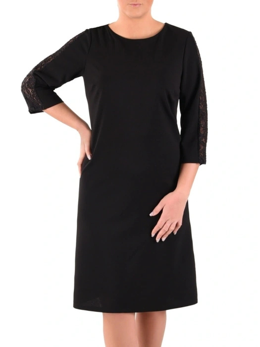 Elegancka czarna sukienka trapezowa midi – maskujący fason z efektowną koronką 41032