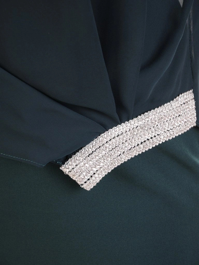 Elegancka zielona sukienka na andrzejki i wesele – narzutka kimono maskująca niedoskonałości 26330