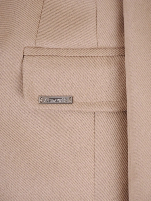 Elegancki ciemnobeżowy płaszcz jesienny – klasyczny fason w prążki z kołnierzem 41313