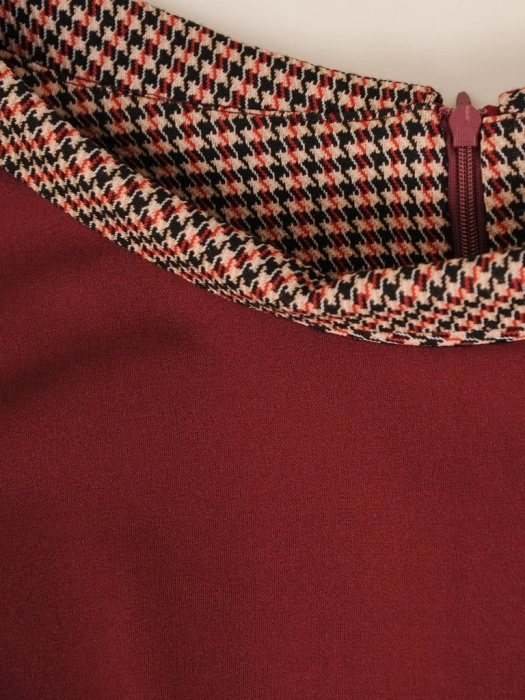 Elegancka wiśniowa sukienka midi z półgolfem – rozkloszowany fason z wysmuklającymi przeszyciami 34859