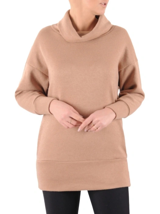Elegancki sweter damski z golfem prosty beżowy – ciepły fason z kieszeniami na jesień i zimę 39097