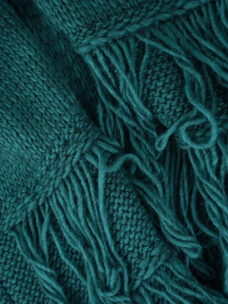 Elegancki sweter damski rozpinany w odcieniu butelkowej zieleni – luźny fason z frędzlami 40460
