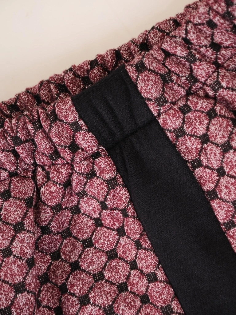 Elegancki komplet damski ze spódnicą midi w geometryczny wzór – prosty krój z dekoltem w serek i rozcięciem 37263