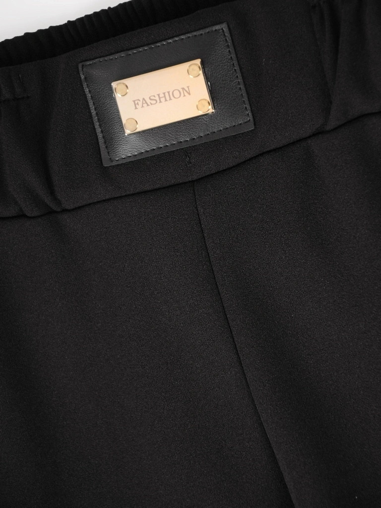 Eleganckie czarne spodnie cygaretki do pracy – elastyczny pas wysmuklający sylwetkę 39043
