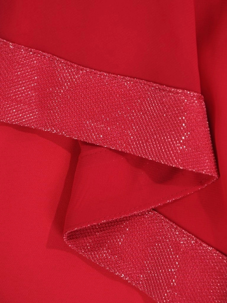 Elegancka malinowa kreacja na wesele o prostym fasonie – lekka narzutka i wyszczuplające przeszycia 26356