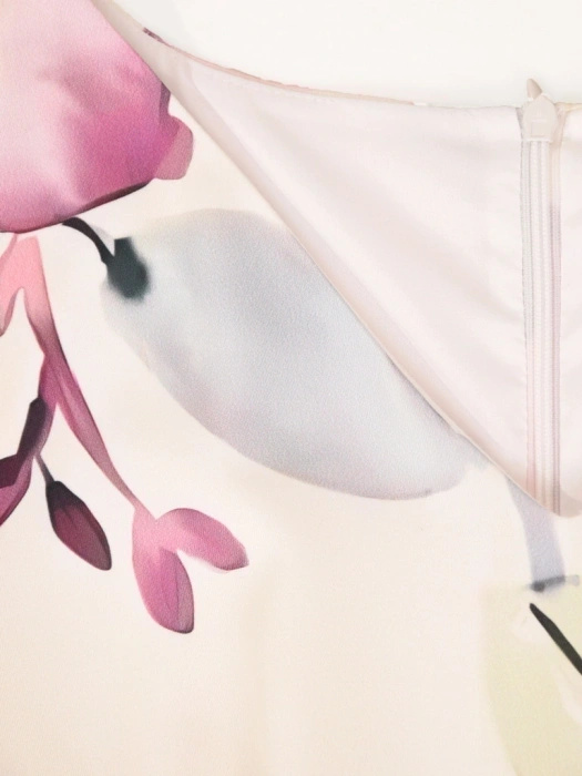 Wielokolorowa sukienka midi w kwiaty z krótkim rękawem – rozkloszowany fason z dekoltem serek i paskiem w talii 41601