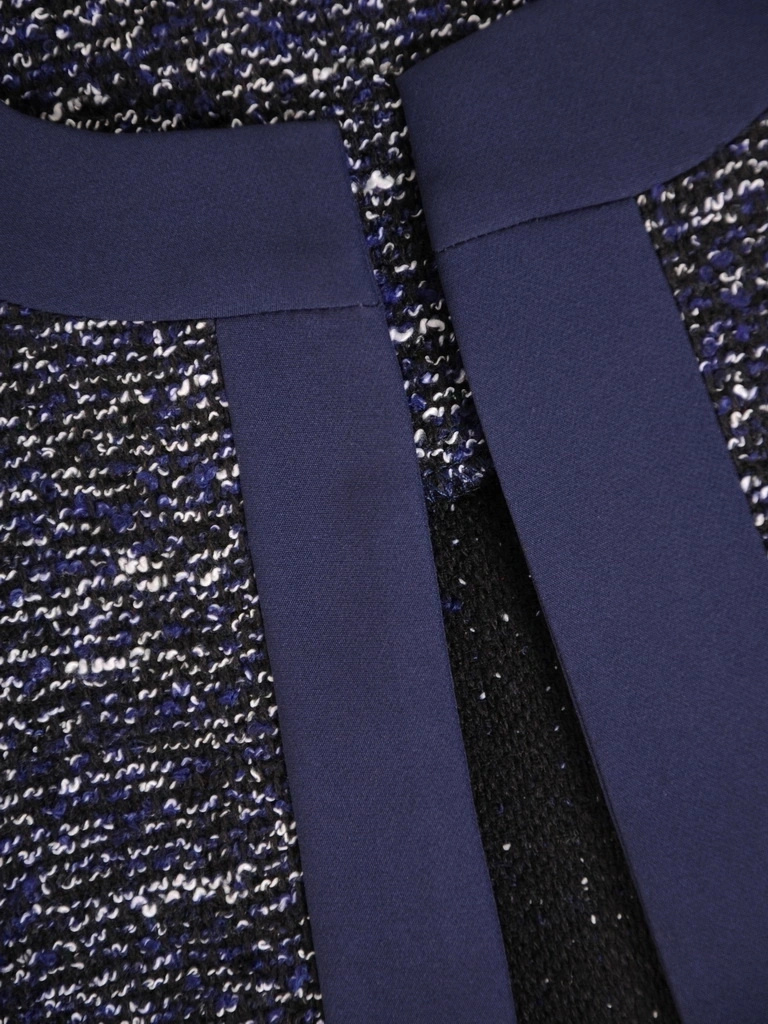 Granatowa garsonka damska na wesele o prostym kroju – pionowe zaszewki wyszczuplające sylwetkę 34585