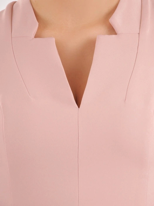 Elegancka sukienka wizytowa midi pudrowy róż – prosty fason z piórkami modelujący sylwetkę 35670