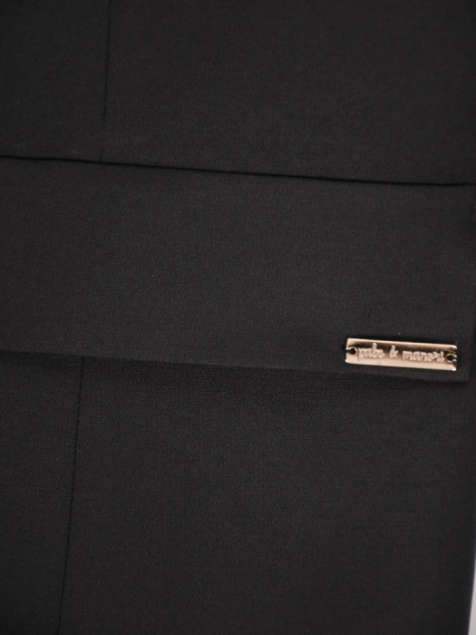 Elegancki czarny żakiet damski do sukienki – taliowany krój z ozdobnym dekoltem 42225