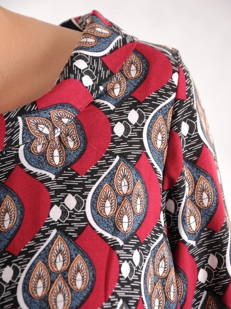 Elegancka bordowa sukienka do pracy o prostym kroju – fason midi z paskiem wysmuklającym sylwetkę 38661