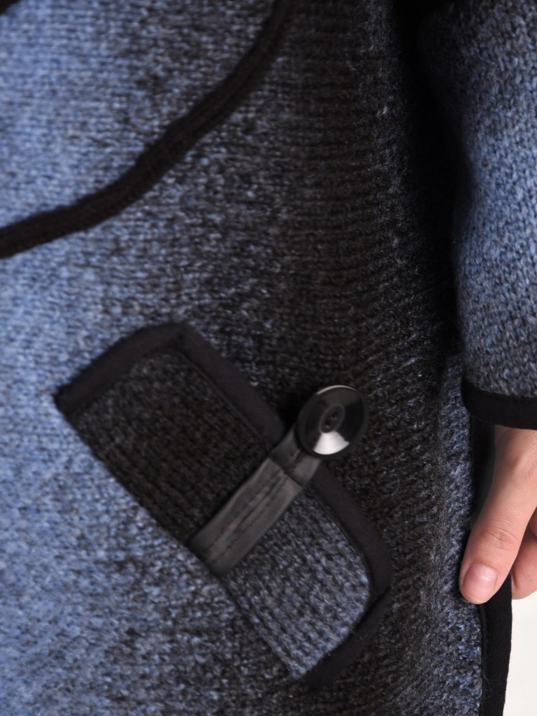 Granatowy sweter damski rozpinany na suwak – luźny fason tuszujący biodra z rękawem 3/4 42179