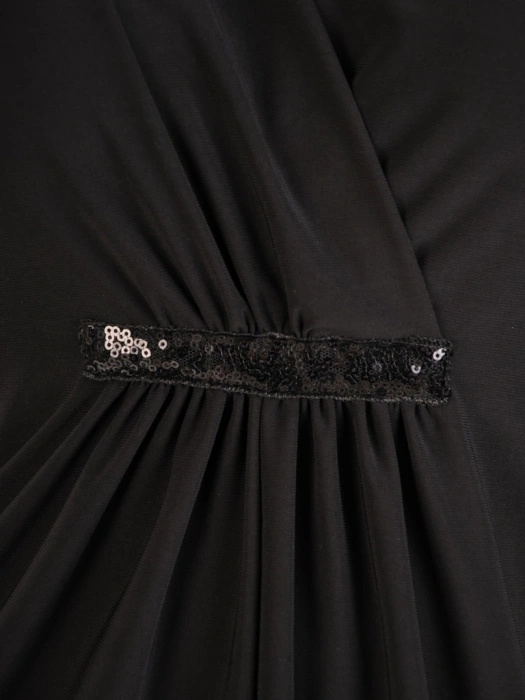 Czarna trapezowa sukienka z kopertowym dekoltem – swobodny rękaw kimono i wysmuklająca linia 32281