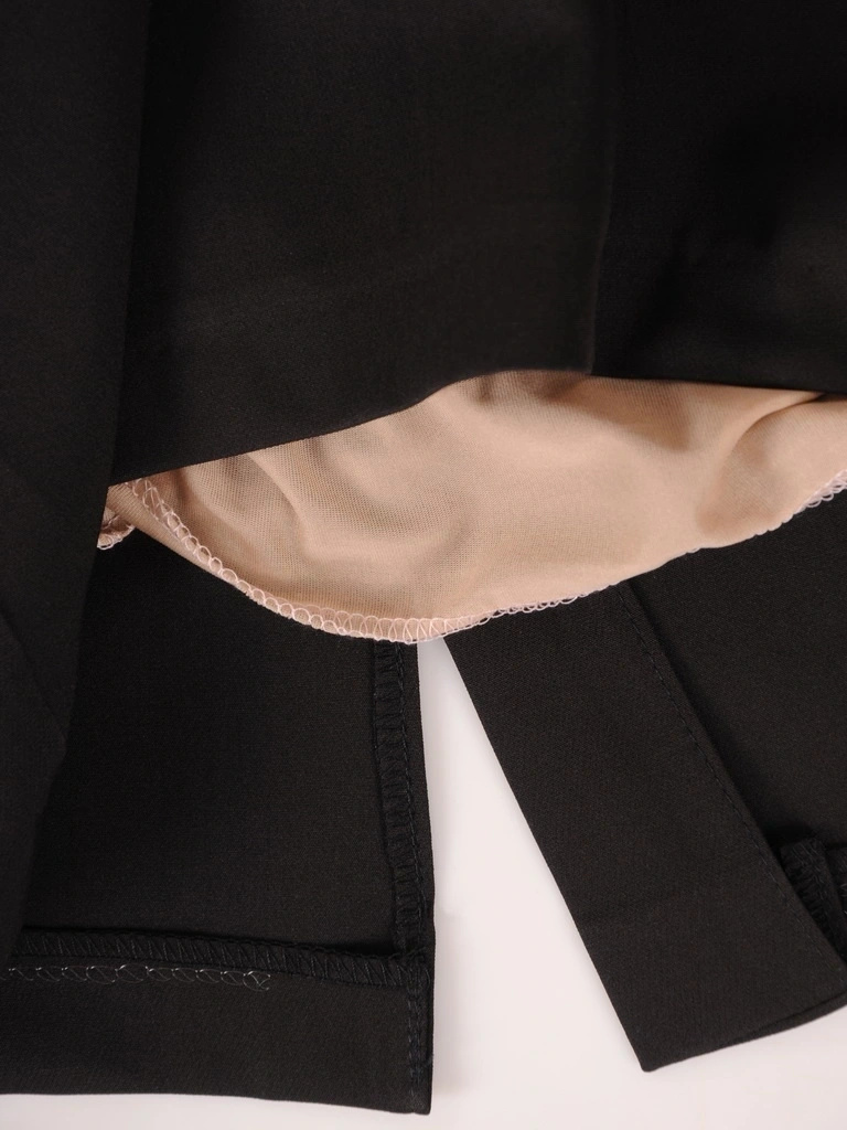 Czarna sukienka wizytowa ołówkowa z beżowymi detalami – kobiecy krój z modelującą baskinką 36588