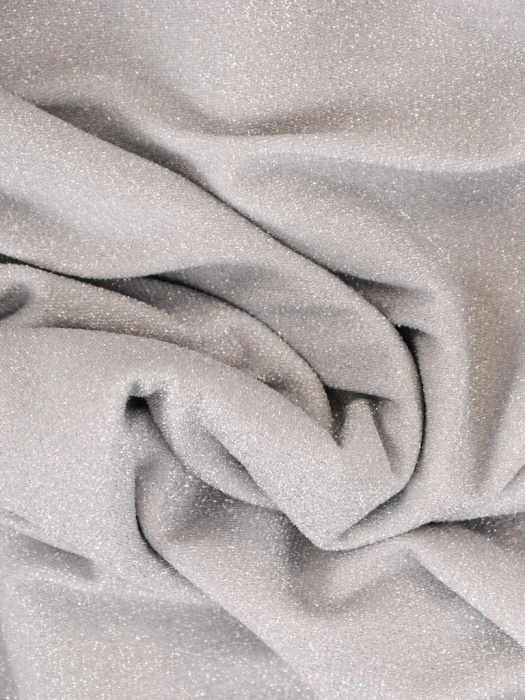 Srebrna długa sukienka wieczorowa o prostym kroju – subtelne marszczenia i elegancki dekolt łódka 38162